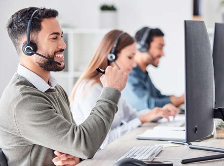 drei Menschen sprechen mit einem Headset
