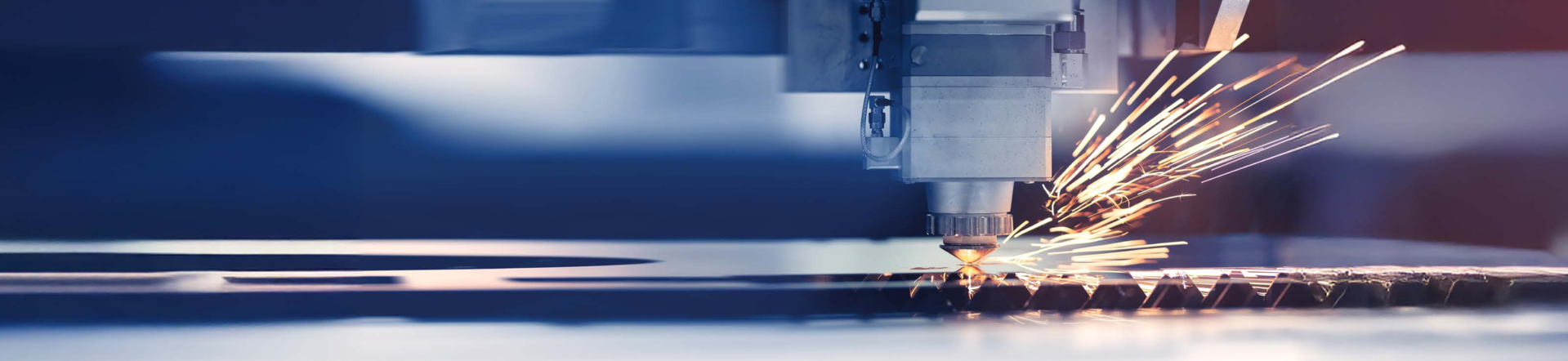 Eine Metallbearbeitungsmaschine schneidet und sprüht Funken.