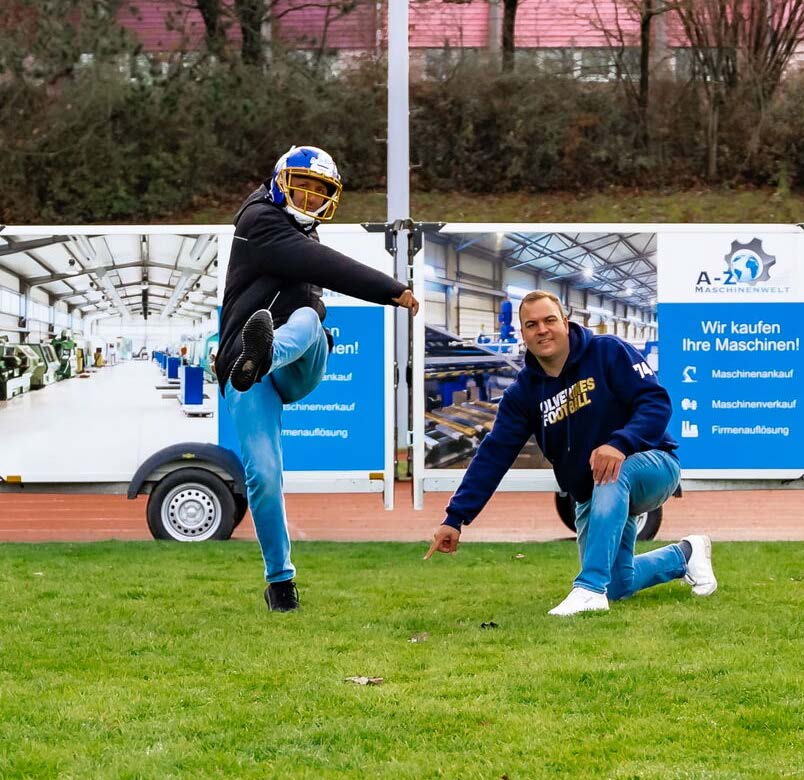Der Kicker schießt einen Football