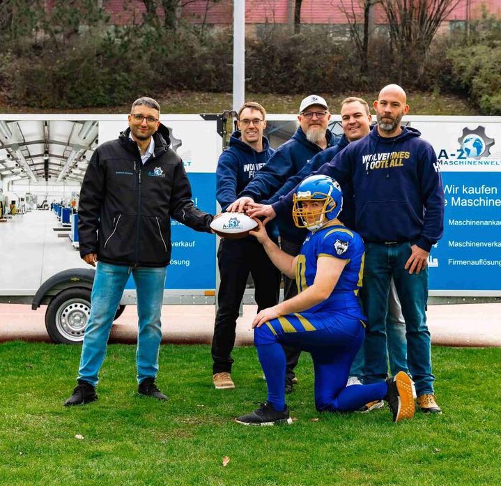 Adnan Saeed und die Backnang Wolverines halten einen Football