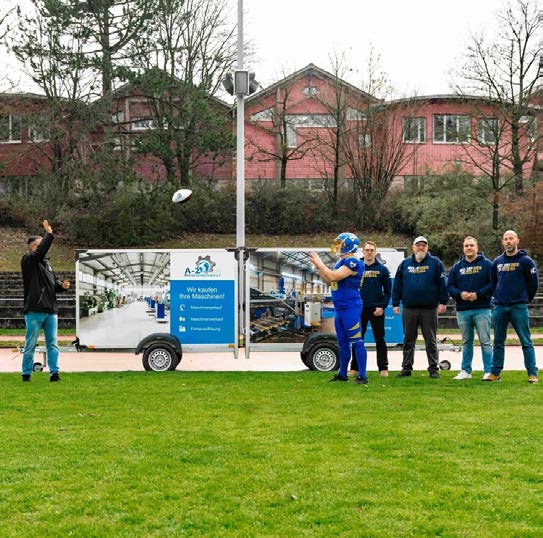 Adnan Saeed wirft einen Football zum Backnang Wolverines Spieler