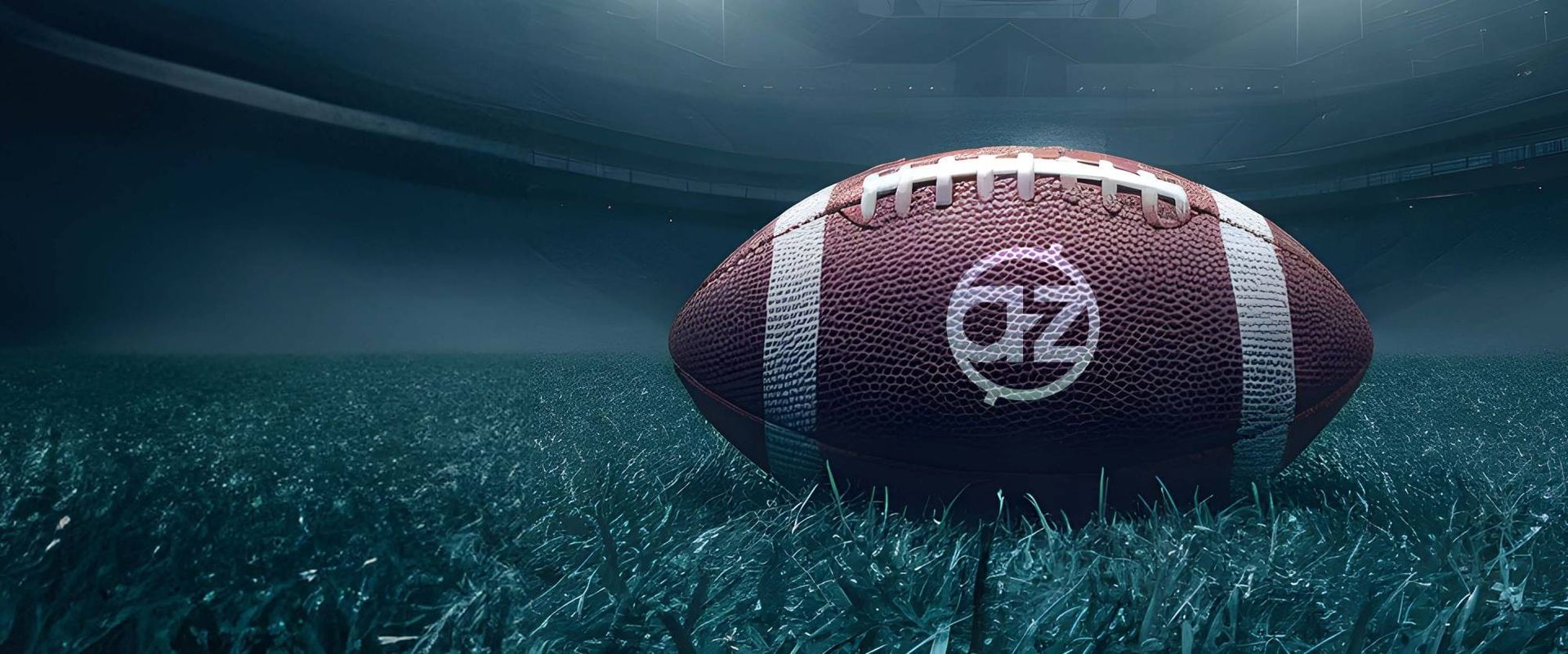 Ein Football mit dem AZ-Logo liegt auf dem Rasen eines Stadions