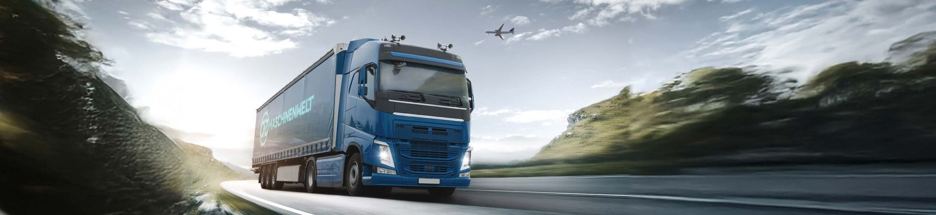 Ein blauer LKW fährt auf der Autobahn und liefert Ware aus